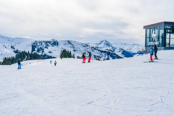 Kitzbuhel Austria January 2023 Skiers Enjoy Winter Sport Slopes Hahnenkamm — Fotografia de Stock