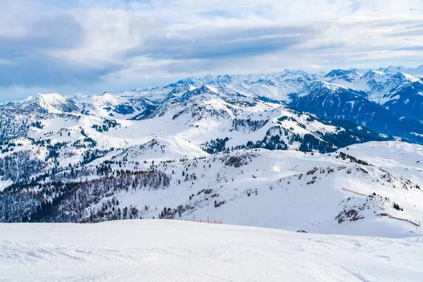从奥地利阿尔卑斯山Kitzbuhel合恩山到Kitzbuhel的冬季风景 奥地利的冬天 — 图库照片