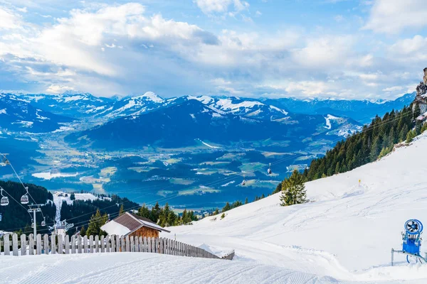 从奥地利阿尔卑斯山Kitzbuhel合恩山到Kitzbuhel的冬季风景 奥地利的冬天 — 图库照片