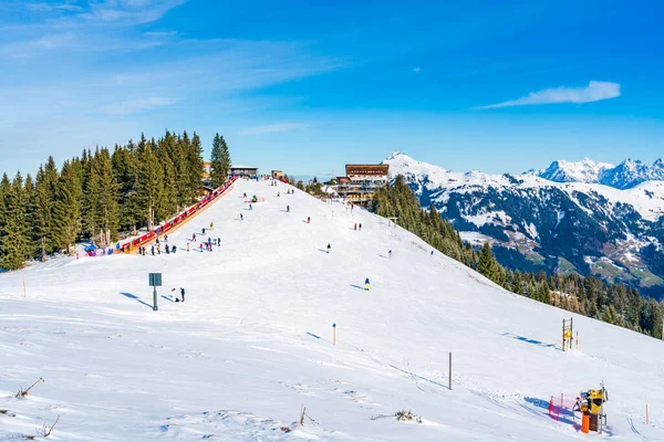 Kitzbuhel Austria 2023年1月14日 人们在Kitzbuhel的Hahnenkamm山山坡上享受冬季运动 Kitzbuhel是以年度Hahnenkamm下坡比赛闻名的时尚冬季度假胜地 — 图库照片