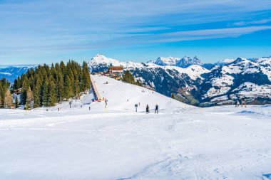 KITZBUHEL, AUSTRIA - 14 HAZİRAN 2023: İnsanlar Kitzbuhel 'deki Hahnenkamm Dağı' nın yamaçlarında kış sporlarından hoşlanırlar.