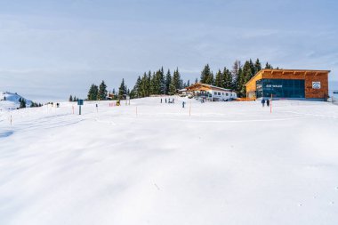 KITZBUHEL, AUSTRIA - 14 HAZİRAN 2023: İnsanlar Kitzbuhel 'deki Hahnenkamm Dağı' nın yamaçlarında kış sporlarından hoşlanırlar.