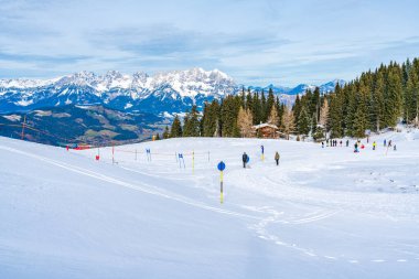 KITZBUHEL, AUSTRIA - 14 HAZİRAN 2023: İnsanlar Kitzbuhel 'deki Hahnenkamm Dağı' nın yamaçlarında kış sporlarından hoşlanırlar.