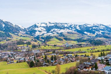 Kitzbuhel, Avusturya 'nın batısındaki Tyrol eyaletinde yer alan küçük bir Alp kasabasıdır. Geleneksel Hahnenkamm yokuş aşağı yarışı ile bilinen şık bir kış oteli.