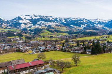 KITZBUHEL, AUSTRIA - 14 HAZİRAN 2023: Geleneksel Hahnenkamm yokuş aşağı yarışı ile bilinen şık kış merkezi Kitzbuhel 'in havadan görünüşü