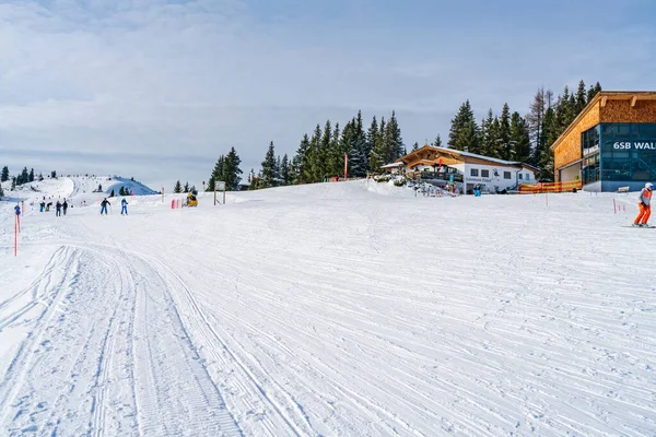 Kitzbuhel Áustria Janeiro 2023 Pessoas Gostam Esportes Inverno Nas Encostas — Fotografia de Stock