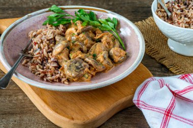 Yaban pirinçli kremalı mantar stroganof.