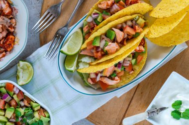 Avokado soslu ızgara somonlu taco.