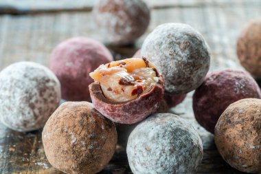 Çikolatalı yer mantarı çeşitleri. Seçici odak