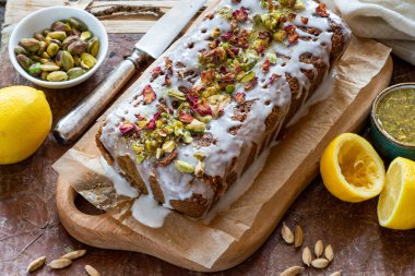 Fıstık, kakule ve limonlu kek.