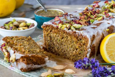 Fıstık, kakule ve limonlu kek.