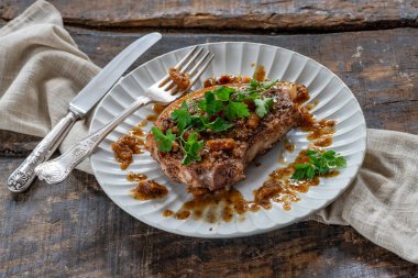 Ceviz kabuklu domuz pirzolası ve incir sosu.