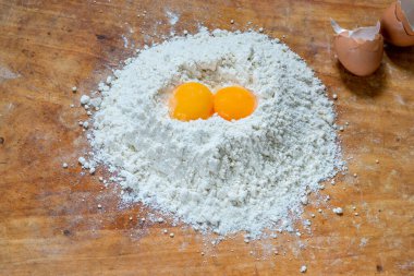 Tahtada un ve iki yumurta sarısı.