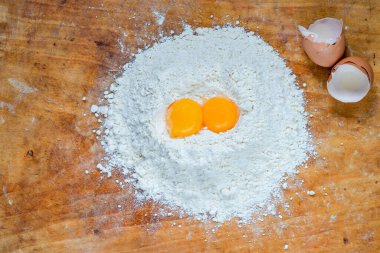 Tahtada un ve iki yumurta sarısı.