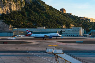GIBRALTAR, İngiltere - 13 Mart 2023: British Airways uçağı Gibraltar Uluslararası Havaalanına indi. Cebelitarık bir İngiliz Denizaşırı Toprakları ve popüler bir turizm beldesidir.