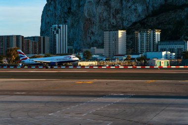 GIBRALTAR, İngiltere - 13 Mart 2023: British Airways uçağı Gibraltar Uluslararası Havaalanına indi. Cebelitarık bir İngiliz Denizaşırı Toprakları ve popüler bir turizm beldesidir.