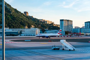 GIBRALTAR, İngiltere - 13 Mart 2023: British Airways uçağı Gibraltar Uluslararası Havaalanına indi. Cebelitarık bir İngiliz Denizaşırı Toprakları ve popüler bir turizm beldesidir.