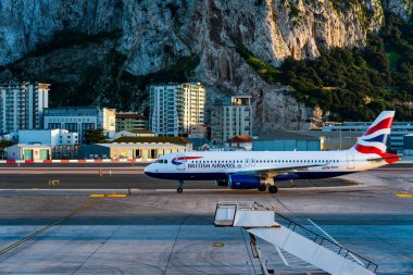 GIBRALTAR, İngiltere - 13 Mart 2023: British Airways uçağı Gibraltar Uluslararası Havaalanına indi. Cebelitarık bir İngiliz Denizaşırı Toprakları ve popüler bir turizm beldesidir.