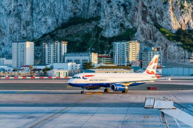GIBRALTAR, İngiltere - 13 Mart 2023: British Airways uçağı Gibraltar Uluslararası Havaalanına indi. Cebelitarık bir İngiliz Denizaşırı Toprakları ve popüler bir turizm beldesidir.