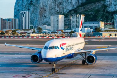 GIBRALTAR, İngiltere - 13 Mart 2023: British Airways uçağı Gibraltar Uluslararası Havaalanına iniyor. Cebelitarık bir İngiliz Denizaşırı Toprakları ve popüler bir turizm beldesidir.