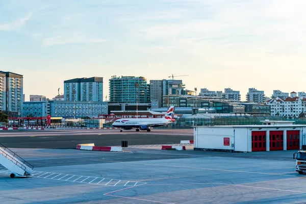Gibraltar Reino Unido Marzo 2023 Avión British Airways Aterriza Aeropuerto —  Fotos de Stock