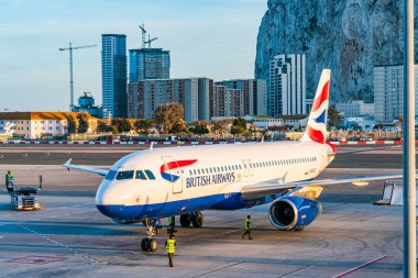 GIBRALTAR, İngiltere - 13 Mart 2023: British Airways uçağı Gibraltar Uluslararası Havaalanına iniyor. Cebelitarık bir İngiliz Denizaşırı Toprakları ve popüler bir turizm beldesidir.