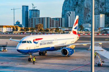 GIBRALTAR, İngiltere - 13 Mart 2023: British Airways uçağı Gibraltar Uluslararası Havaalanına iniyor. Cebelitarık bir İngiliz Denizaşırı Toprakları ve popüler bir turizm beldesidir.