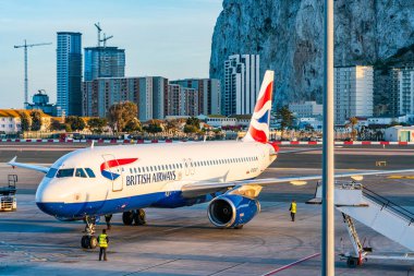 GIBRALTAR, İngiltere - 13 Mart 2023: British Airways uçağı Gibraltar Uluslararası Havaalanına iniyor. Cebelitarık bir İngiliz Denizaşırı Toprakları ve popüler bir turizm beldesidir.