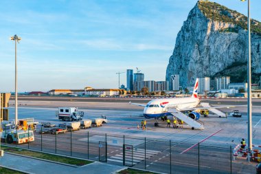 GIBRALTAR, İngiltere - 13 Mart 2023: British Airways uçağı Gibraltar Uluslararası Havaalanına iniyor. Cebelitarık bir İngiliz Denizaşırı Toprakları ve popüler bir turizm beldesidir.