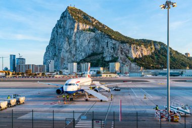 GIBRALTAR, İngiltere - 13 Mart 2023: British Airways uçağı Gibraltar Uluslararası Havaalanına iniyor. Cebelitarık bir İngiliz Denizaşırı Toprakları ve popüler bir turizm beldesidir.