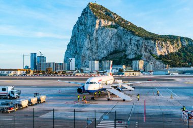 GIBRALTAR, İngiltere - 13 Mart 2023: British Airways uçağı Gibraltar Uluslararası Havaalanına iniyor. Cebelitarık bir İngiliz Denizaşırı Toprakları ve popüler bir turizm beldesidir.