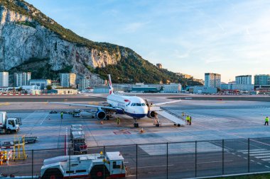 GIBRALTAR, İngiltere - 13 Mart 2023: Yolcular Gibraltar Uluslararası Havaalanı 'nda British Airways uçağından indiler. Cebelitarık bir İngiliz Denizaşırı Toprakları ve popüler bir turizm beldesidir.
