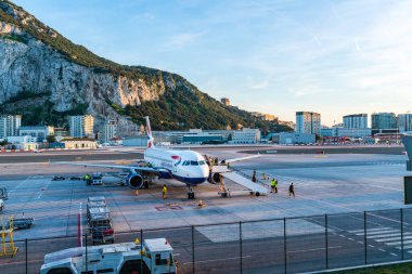 GIBRALTAR, İngiltere - 13 Mart 2023: Yolcular Gibraltar Uluslararası Havaalanı 'nda British Airways uçağından indiler. Cebelitarık bir İngiliz Denizaşırı Toprakları ve popüler bir turizm beldesidir.