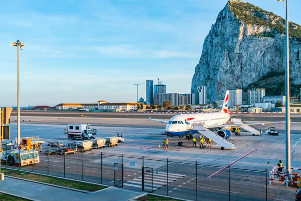 GIBRALTAR, İngiltere - 13 Mart 2023: British Airways uçağı Gibraltar Uluslararası Havaalanına iniyor. Cebelitarık bir İngiliz Denizaşırı Toprakları ve popüler bir turizm beldesidir.