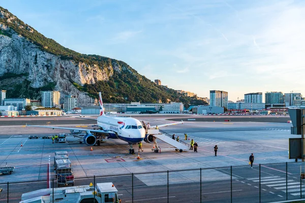 GIBRALTAR, İngiltere - 13 Mart 2023: Yolcular Gibraltar Uluslararası Havaalanı 'nda British Airways uçağından indiler. Cebelitarık bir İngiliz Denizaşırı Toprakları ve popüler bir turizm beldesidir.