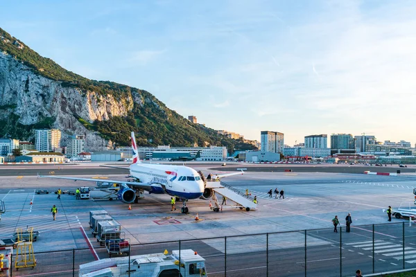 GIBRALTAR, İngiltere - 13 Mart 2023: Yolcular Gibraltar Uluslararası Havaalanı 'nda British Airways uçağından indiler. Cebelitarık bir İngiliz Denizaşırı Toprakları ve popüler bir turizm beldesidir.
