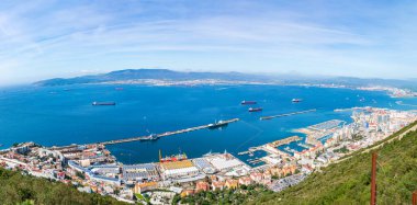 Cebelitarık üzerinde panoramik manzara - bir İngiliz Denizaşırı Toprakları, ve İspanya Cebelitarık Körfezi boyunca