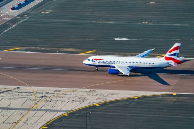 GIBRALTAR, İngiltere - 12 Mart 2023: British Airways uçağı Gibraltar Uluslararası Havaalanına indi. Cebelitarık bir İngiliz Denizaşırı Toprakları ve popüler bir turizm beldesidir.