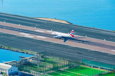 GIBRALTAR, İngiltere - 12 Mart 2023: British Airways uçağı Gibraltar Uluslararası Havaalanı 'nda kalkıyor. Cebelitarık bir İngiliz Denizaşırı Toprakları ve popüler bir turizm beldesidir.
