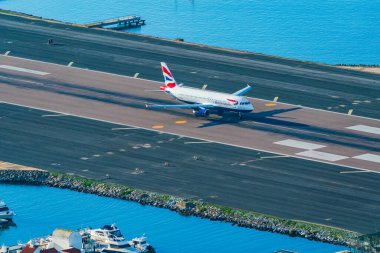 GIBRALTAR, İngiltere - 12 Mart 2023: British Airways uçağı Gibraltar Uluslararası Havaalanı 'ndan havalanır. Cebelitarık bir İngiliz Denizaşırı Toprakları ve popüler bir turizm beldesidir.