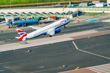 GIBRALTAR, İngiltere - 12 Mart 2023: British Airways uçağı Gibraltar Uluslararası Havaalanı 'ndan havalanır. Cebelitarık bir İngiliz Denizaşırı Toprakları ve popüler bir turizm beldesidir.