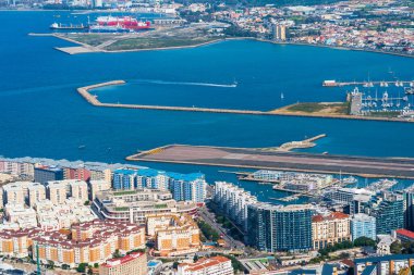 Cebelitarık kasabası ve Cebelitarık Körfezi 'nin karşısındaki Upper Rock' tan İspanyol sahili. İngiltere