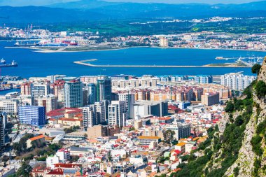 Gibraltar kasabası ve İngiltere 'nin Cebelitarık Körfezi' nin karşısındaki İspanya kıyılarına bakın.