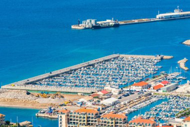 Cebelitarık kasabasında bir marina ve Yukarı Kaya 'dan Cebelitarık Körfezi manzarası. İngiltere