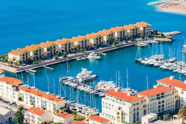 Cebelitarık kasabasında bir marina ve Yukarı Kaya 'dan Cebelitarık Körfezi manzarası. İngiltere