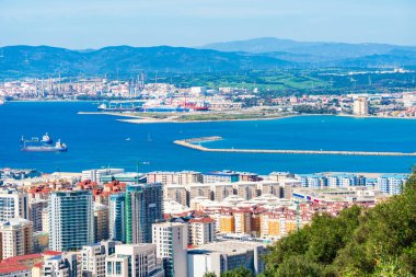 Gibraltar kasabası ve Yukarı Kaya 'dan La Linea de Conception kasabasının manzarası. İngiltere