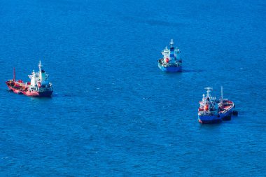Cebelitarık Körfezi 'ndeki gemiler Yukarı Kaya' dan görüldü. İngiltere