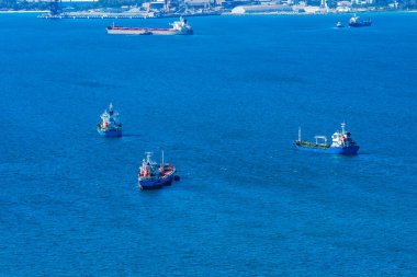 Cebelitarık Körfezi 'ndeki gemiler Yukarı Kaya' dan görüldü. İngiltere