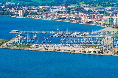 İspanya 'nın La Linea de Conception kasabasının Cebelitarık, İngiltere' deki Yukarı Kaya 'dan görünüşü