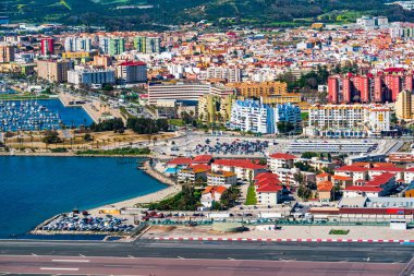 Gibraltar havaalanı kaçağı ve İspanya 'nın La Linea de Conception kasabasının Cebelitarık, İngiltere' deki Yukarı Kaya 'dan görüntüsü